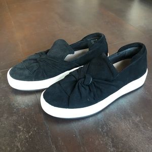 NWOT Donald Pliner Black Flats